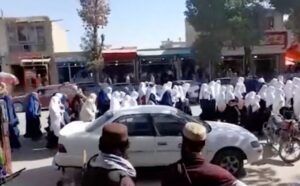 Il coraggio delle ragazze afghane che protestano per andare a scuola